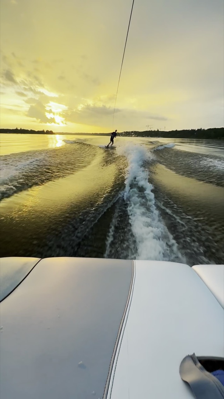 Wakesurf za łodzią Malibu na Zalewie Zegrzyńskim